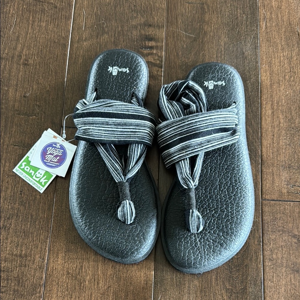Sanuk Striped Black and White Yoga Mat Comfort Flip Flops Size 7